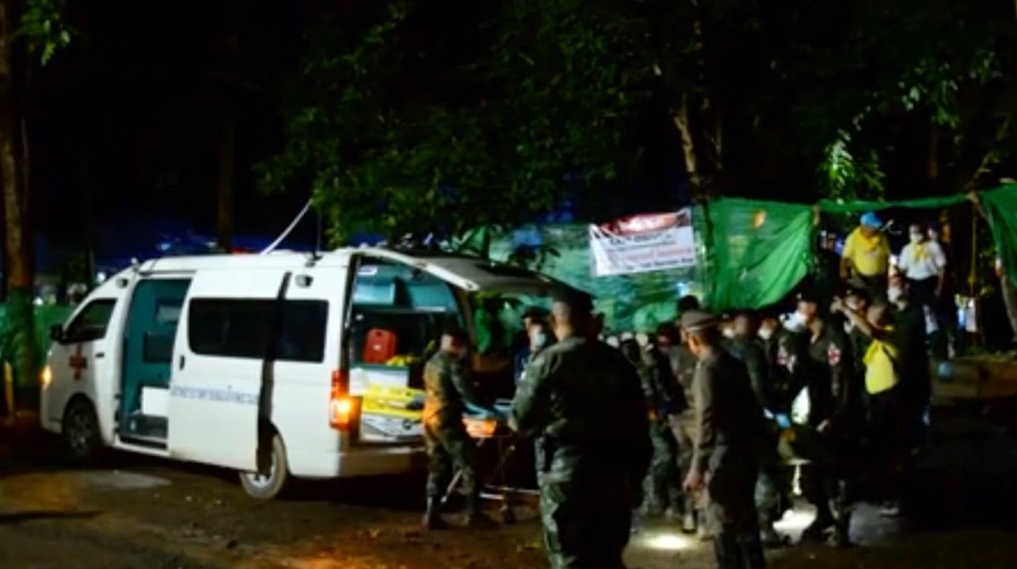 V Thajsku sa podarilo zachrániť štyroch školákov. Záchranná akcia pokračuje v pondelok