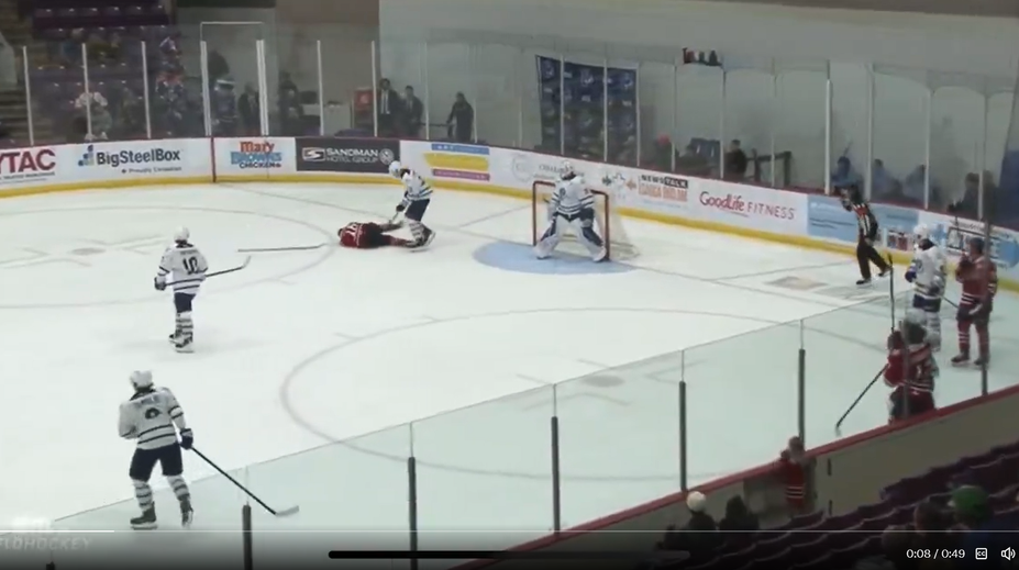 VIDEO: Hokejku použil ako sekeru. Mladík v zámorskej OHL predviedol nepochopiteľný skrat