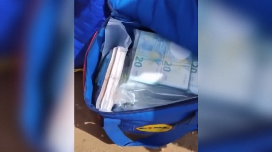 VIDEO: Dovolenkári na Sicílii lovili z mora balíky plné peňazí. Dlho sa z nich však netešili