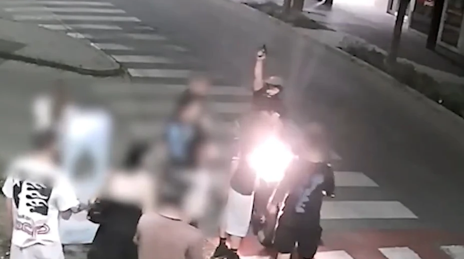 VIDEO: Muž počas jarmoku vytiahol zbraň a trikrát vystrelil. Potom ušiel pred políciou
