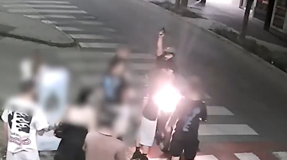 VIDEO: Muž počas jarmoku vytiahol zbraň a trikrát vystrelil. Potom ušiel pred políciou
