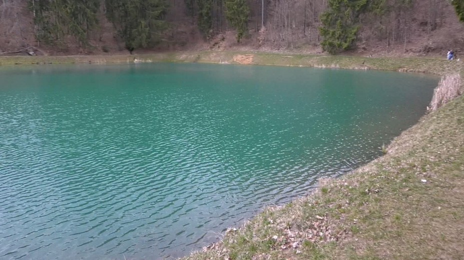 Každú jar žiari a láka návštevníkov z celého Slovenska. Tajch očaruje smaragdovou hladinou