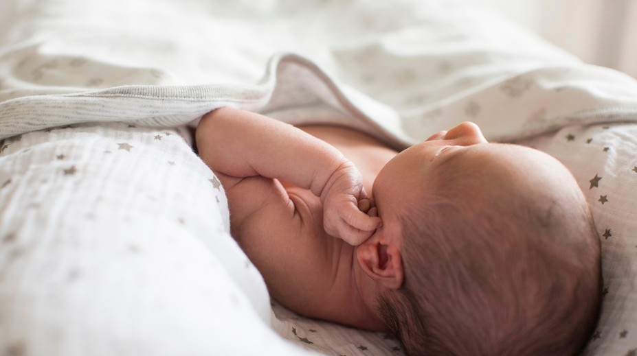 Rodí sa menej chlapcov než dievčat. Vedci objasnili, čo za tým stojí