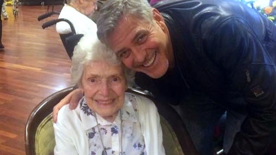 Clooney prekvapil svoju oddanú 87-ročnú fanúšičku návštevou