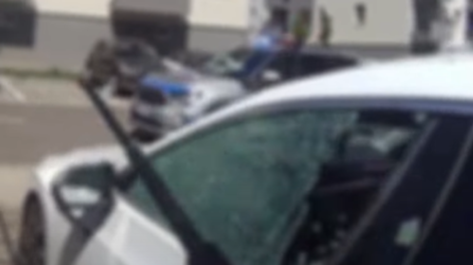 VIDEO: Dramatický zásah slovenských policajtov. Rodičia nedopatrením zamkli dieťa v aute, rozhodovali sekundy