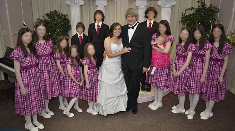 Mali ich týrať aj mučiť hladom. Sudca zakázal rodičom kontaktovať svojich 13 detí