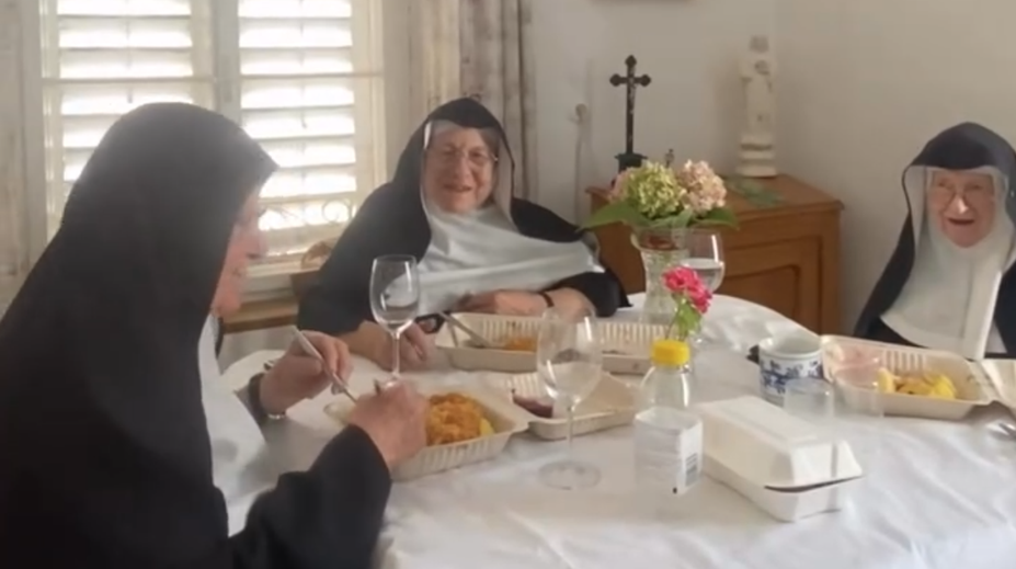 Rebelujúce mníšky ušli z domova dôchodcov a obsadili bývalý kláštor. Výzvy cirkvi na jeho opustenie odmietajú