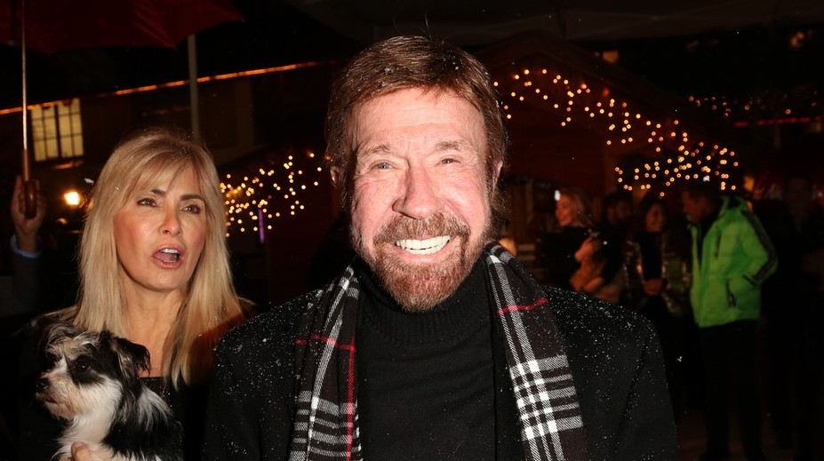 Internet z neho spravil superhrdinu. Na Chucka Norrisa si dnes ľudia spomínajú cez kultové vtipy