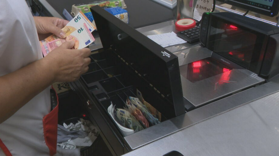 „Bankomat“ priamo na pokladni v potravinách. Jeden z reťazcov rozšíril svoju službu pre výber hotovosti