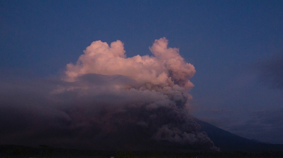 Na indonézskom ostrove Jáva vybuchla sopka Semeru. Úrady vyhlásili najvyšší stupeň pohotovosti