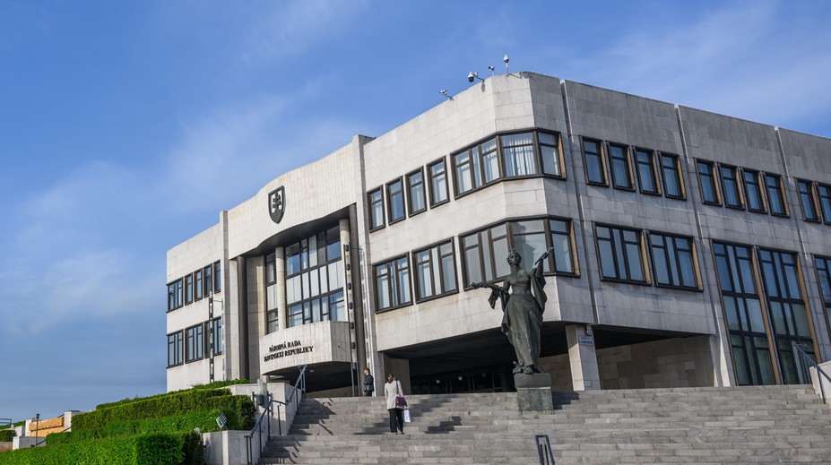 Bez predsedov strán a na netradičnom mieste. Koaličná rada zasadla na pôde parlamentu