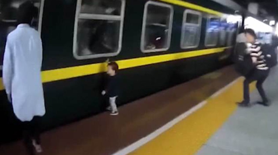 VIDEO: Dievčatko sa potulovalo po nástupišti, spadlo do medzery pod vlak