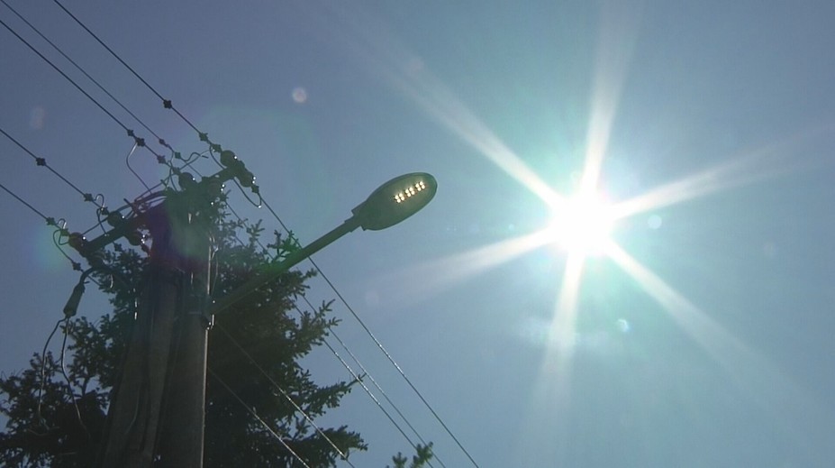 Obec na Zemplíne má kuriózny problém. Pouličné lampy svietia celý deň a nikto ich nevie vypnúť