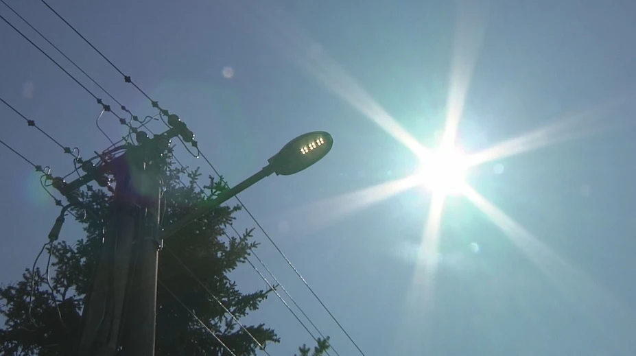 Obec na Zemplíne má kuriózny problém. Pouličné lampy svietia celý deň a nikto ich nevie vypnúť