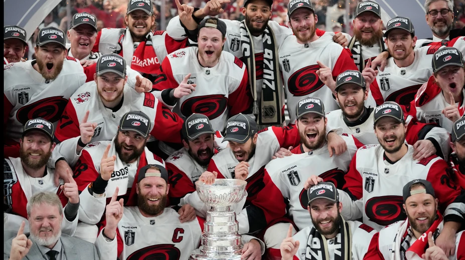 Víťaz Stanley Cupu spravil nevídaný krok. Ako núdzového brankára zapísal výstrojového manažéra