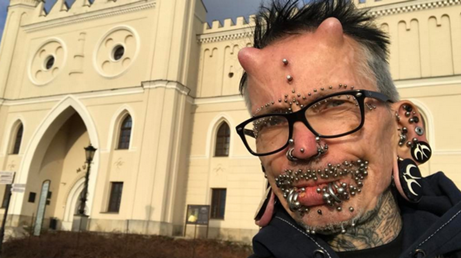 Rolf má na pohlavnom orgáne 278 pírsingov. Opísal, aký má sex