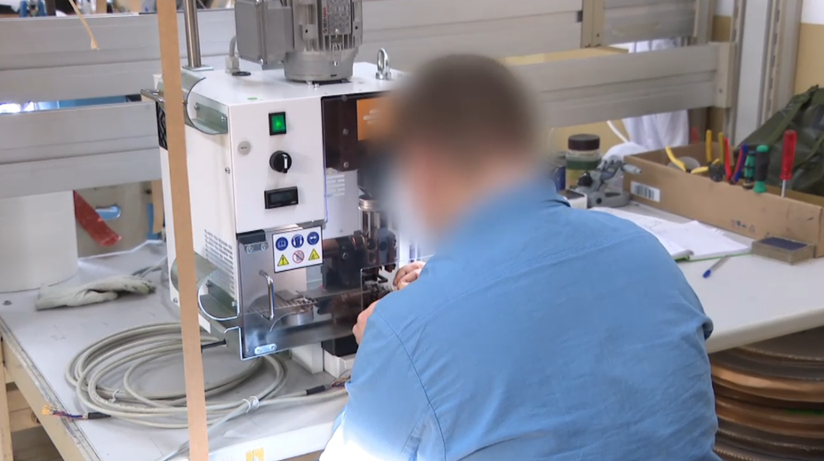 Sú odsúdení, no celé dni trávia v dielni pri šijacích strojoch. Takto to vyzerá za múrmi väznice v Dubnici