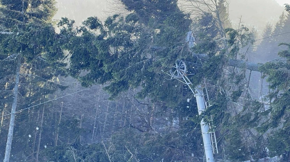 Na Slovensku besní vietor. Meteorológovia varujú pred nebezpečnými nárazmi