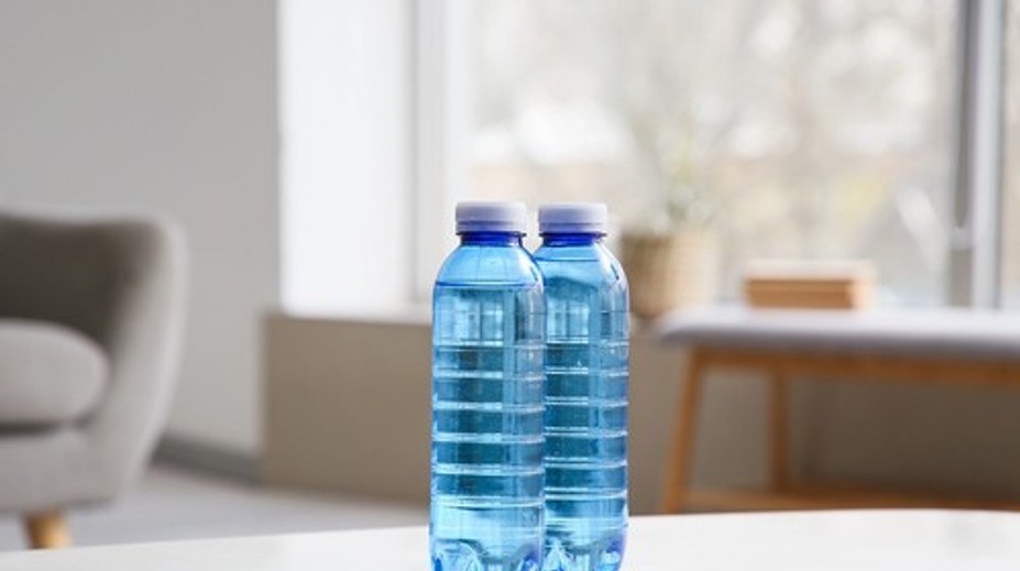 Pijete balenú vodu po dátume spotreby? Odborníci varujú pred vážnymi zdravotnými problémami