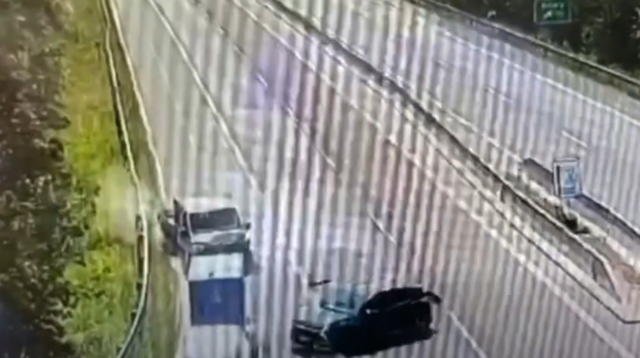 VIDEO: Vodič dodávky na D1 vpálil do auta v odbočovacom pruhu. Zrejme sa plne nevenoval šoférovaniu