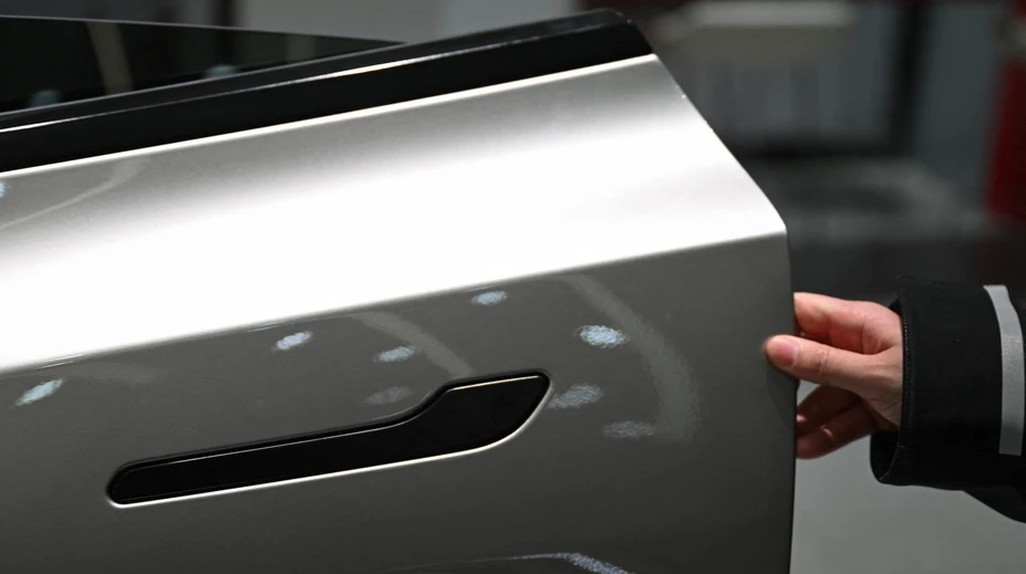 Z auta sa môže pri nehode stať horiaca pasca. Tesla zvoláva milióny elektromobilov pre problémový dizajn