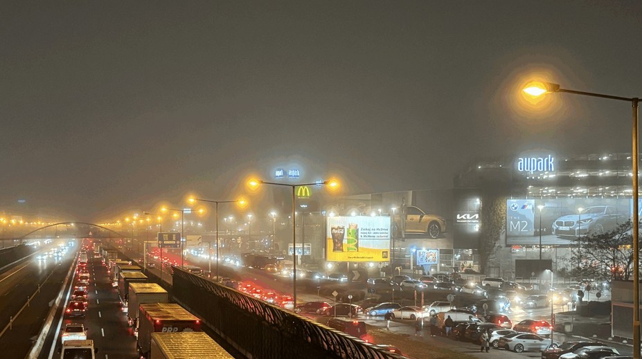Jeden kamionista strávil v bratislavskej kolóne desať hodín. Vallo vysvetľuje, čo sa stalo