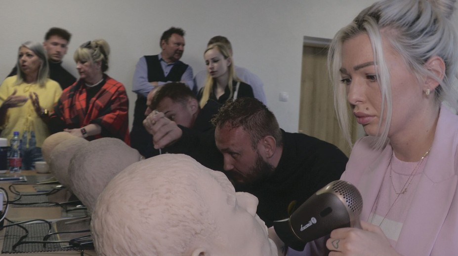 Botox a mejkap nie je určený len živým. Boli sme sa pozrieť na kurz pre pracovníkov pohrebných služieb