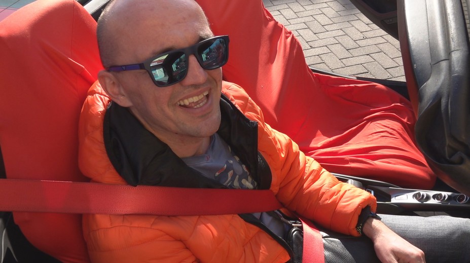 Vladov zrak sa každým dňom zhoršuje. Rozhodol sa už ďalej nečakať a splnil si sen