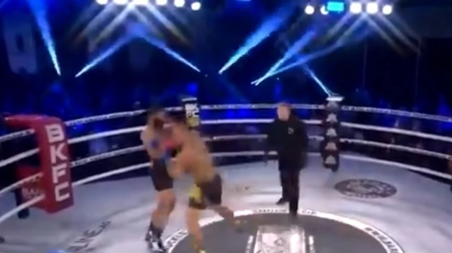VIDEO: Extrarýchly koniec zápasu. Bojovník knokautoval súpera hneď na začiatku duelu