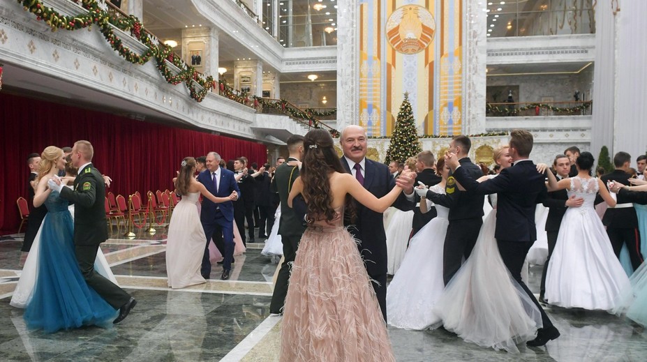 FOTO: Po boku Lukašenka sa objavuje o desiatky rokov mladšia modelka. Je to jeho milenka, píšu ruské médiá