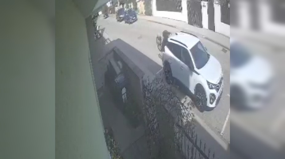 VIDEO: Narazil do zaparkovaného auta a zmizol. Polícia hľadá cyklistu