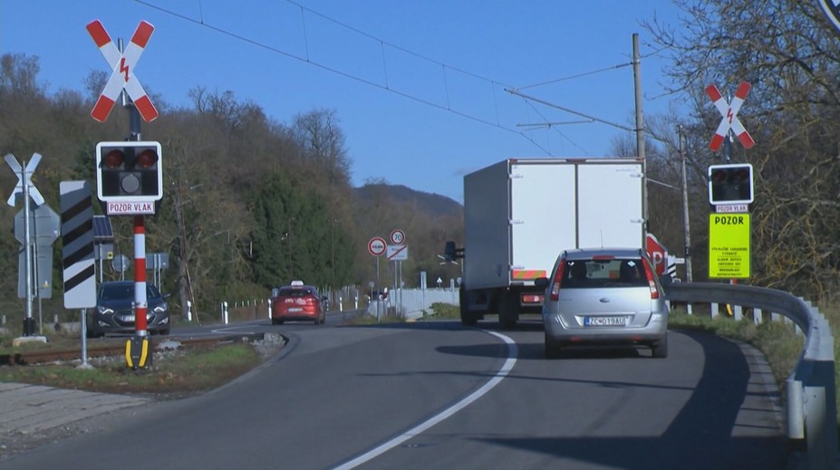 Nefungujú rampy ani svetlá. Železničné priecestie, kde sa už stali tragédie, je teraz ešte nebezpečnejšie