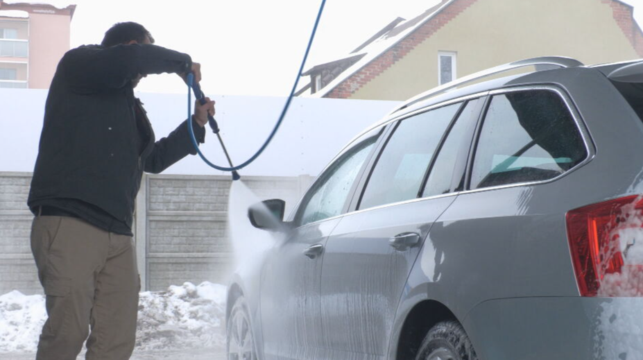Umývanie auta v zime vás môže vyjsť poriadne draho. Odborník radí, čomu sa vyvarovať