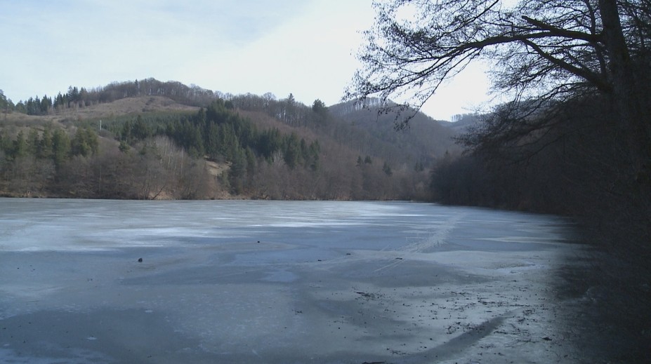 Vodná nádrž Halčianska je hrozbou pre obyvateľov obce. Stačí väčší dážď a vyleje sa