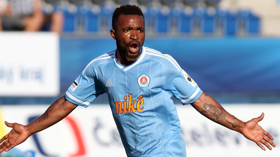 Divoký Afričan vyfackal legendu aj rozhodcu. Po prestupe do Slovana pózoval nahý, ponorený v peniazoch (príbeh)