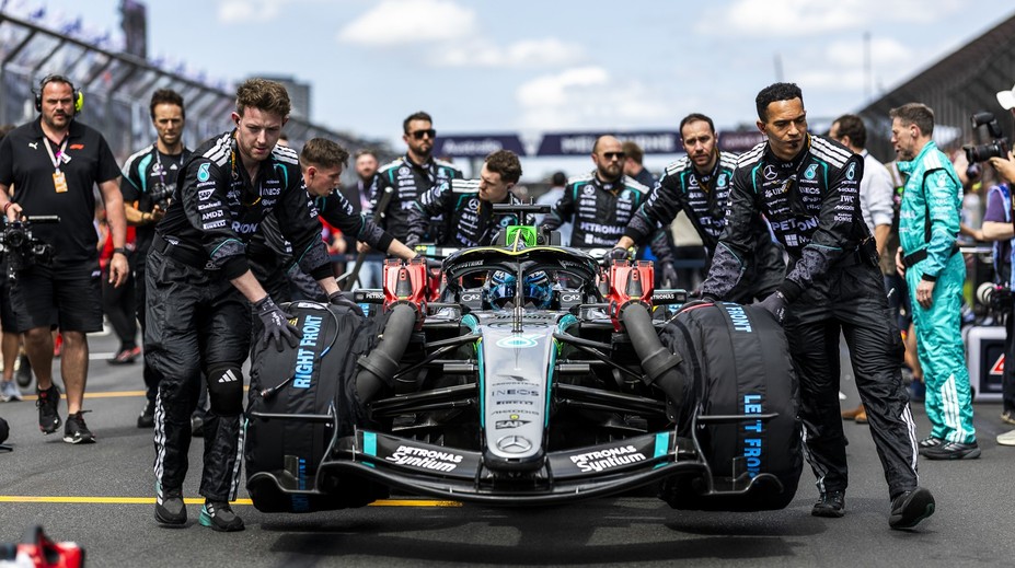 Šesťkrát si vymenili vedenie, celkom zábava, vravel Hamilton. Šprint v Číne ovládol bezchybný Russell