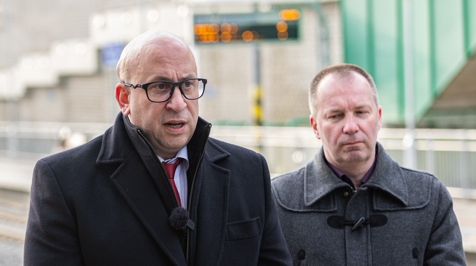 Pred „grilovaním“ v parlamente uprednostnil strihanie pásky. Ráž neprišiel na výbor o problémoch na železniciach