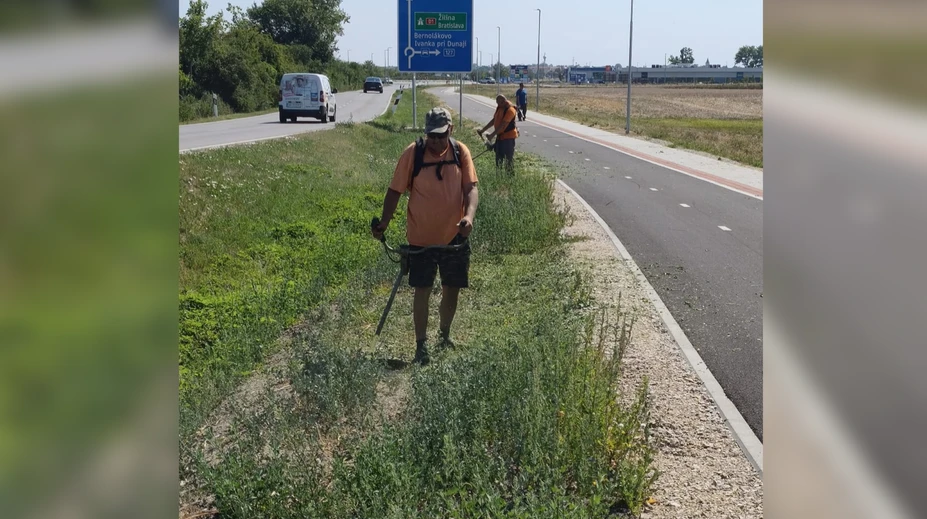 V horúčavách kosia už od šiestej ráno. Starostka chváli pracovníkov, obyvatelia sa búria