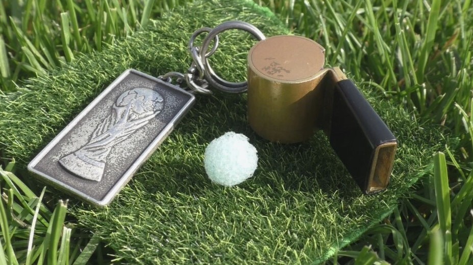 Kto mal dobrú píšťalku, mal poklad. Rozhodca Stanislav Bomba preto prišiel s prevratnou „bombovkou“