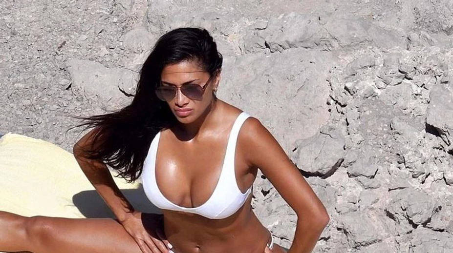 Nicole Scherzinger na pláži s priateľom. Nohy rozkročila doširoka