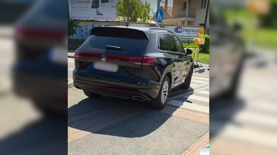 Jazdil po chodníku a cúval v protismere. Služobné auto rezortu obrany rieši polícia
