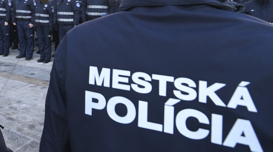 Fotka dňa. Kuriérovi jedla spadli do kanalizácie kľúče, pobaví vás, ako reagoval policajt