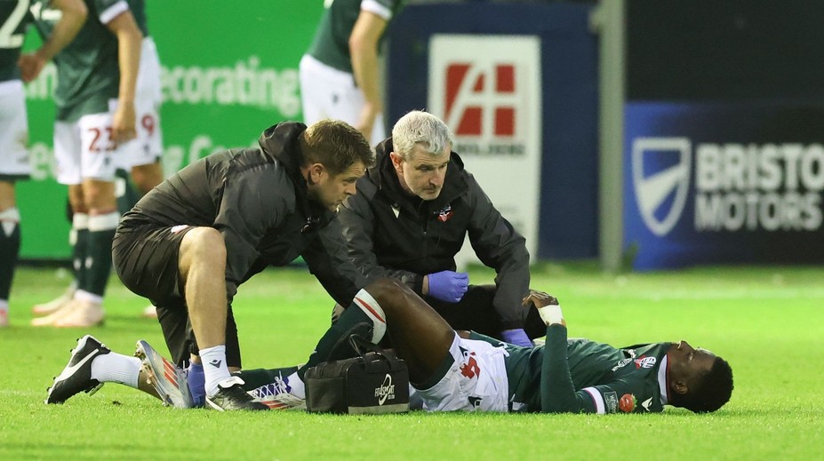 Nešťastná kuriozita v Anglicku. Hráč Boltonu si privodil zranenie kýchnutím