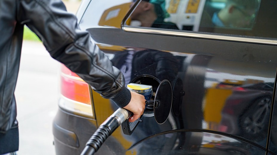 Ceny palív začínajú klesať. Čaká ich strmý pád