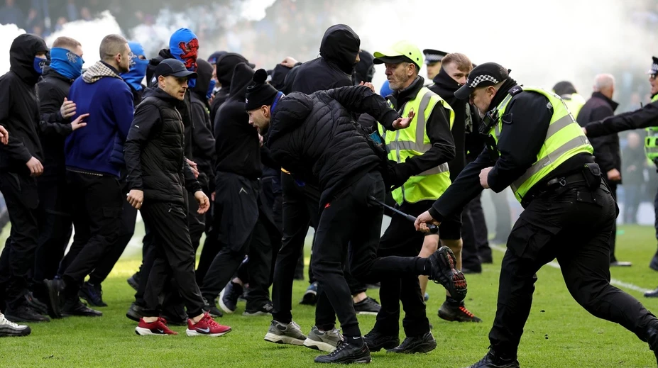 VIDEO: Lietali päste aj pyrotechnika, zasahovať museli desiatky policajtov. Ultras sa bili priamo na trávniku