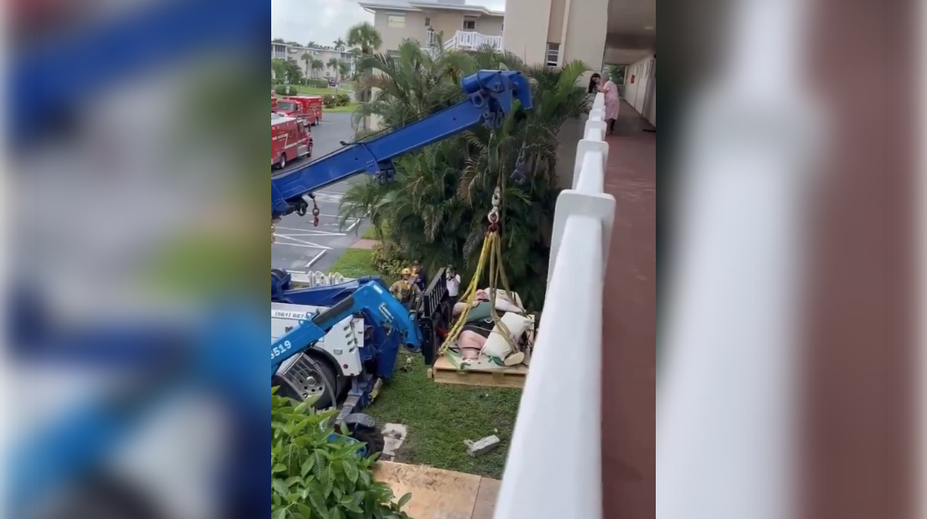 VIDEO: Morbídne obézneho muža prepravili do nemocnice s pomocou žeriava. Museli vybúrať aj časť muriva