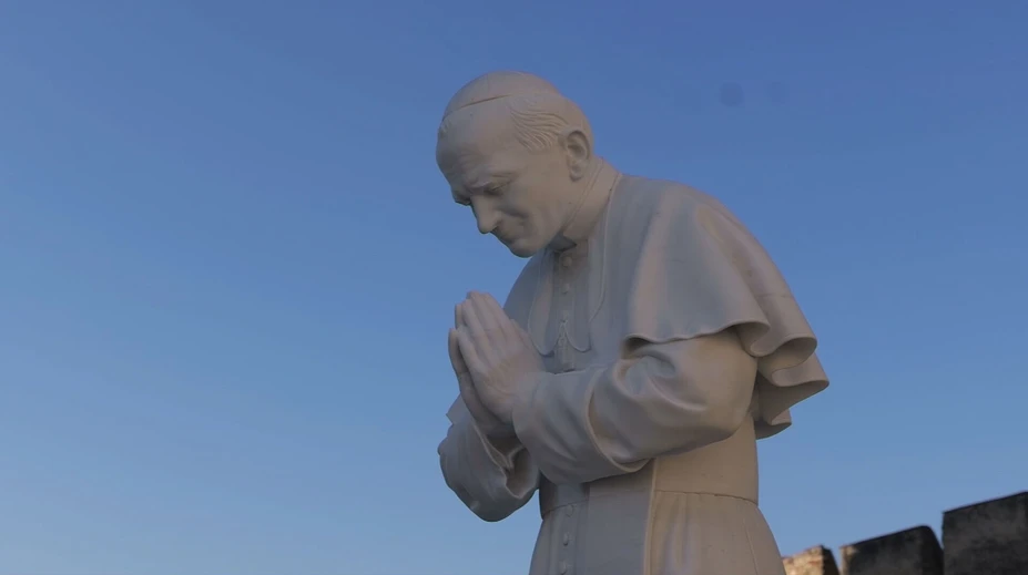 Pápež sa vrátil na Spiš. Nová 15-tonová socha zdobí Spišskú Kapitulu