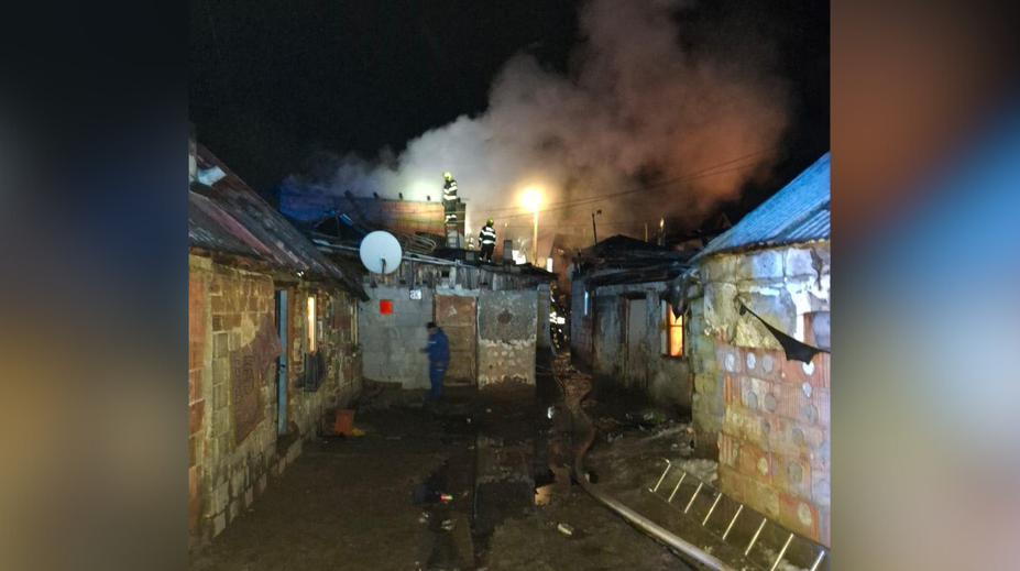 Ďalší požiar v rómskej osade. O strechu nad hlavou prišla 11-členná rodina