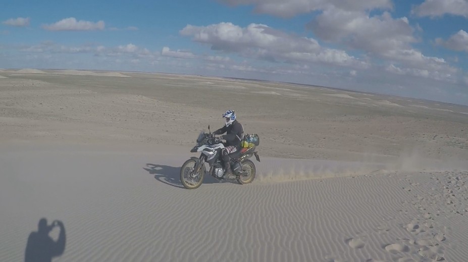 Jaroslav Šíma prešiel na motorke vzdialenosť ako na Mesiac a späť. A dvakrát