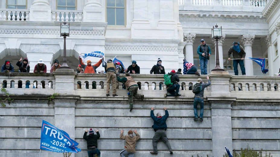 Kauza Kapitol: Predvolali Trumpovho spojenca Stonea a konšpirátora Jonesa